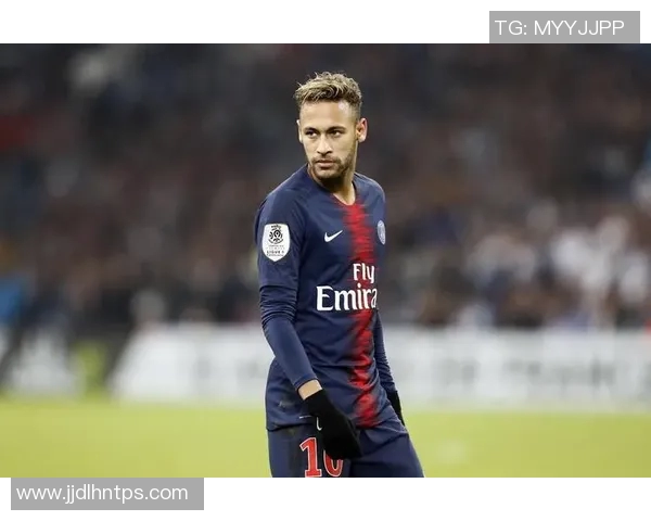 足球明星内马尔身着西装展现时尚魅力引领潮流风尚