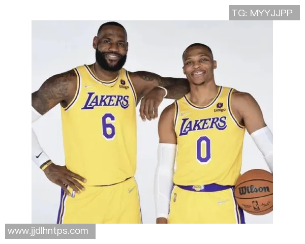 詹姆斯与足球明星同框合影展现体育巨星的友谊与魅力