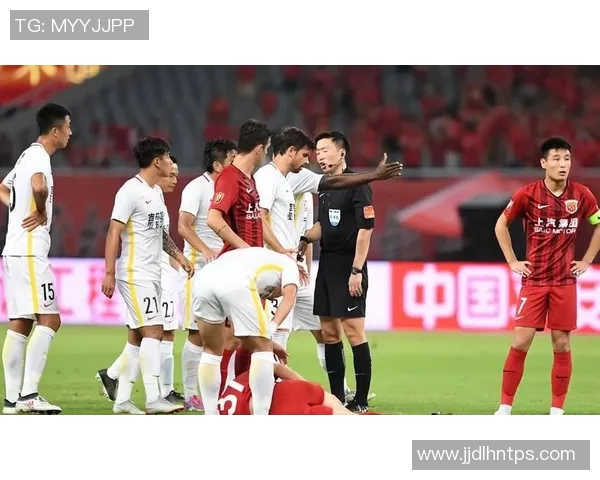 足球明星意外现身镜头引发热议球迷惊喜连连瞬间成焦点