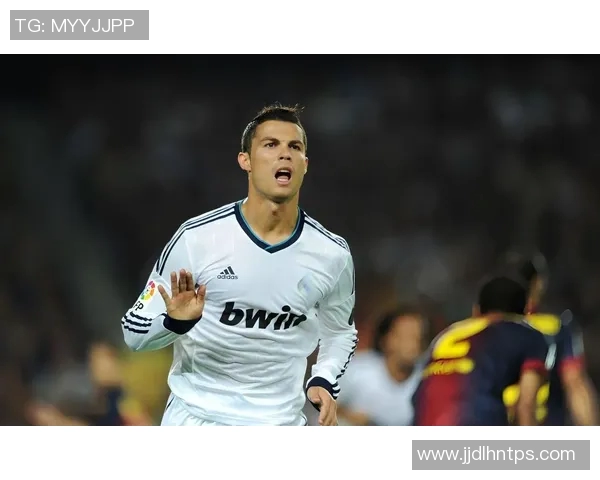 足球明星遭遇职业生涯重大转折被俱乐部解约引发球迷热议与关注